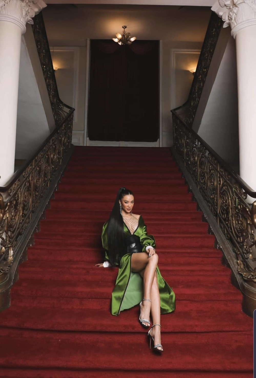 Sao Việt hôm nay 15/4: Hoàng Oanh xuất hiện rạng rỡ hậu ly hôn