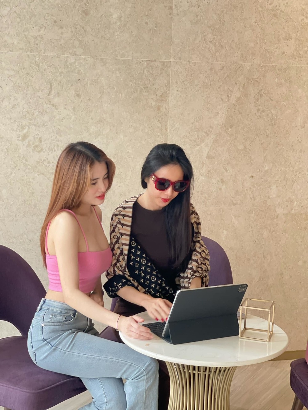 Sao Việt hôm nay 4/5: Thủy Tiên thân thiết bên em chồng sau hậu ồn ào từ thiện Sao Việt hôm nay 4/5: Thủy Tiên thân thiết bên em chồng sau hậu ồn ào từ thiện