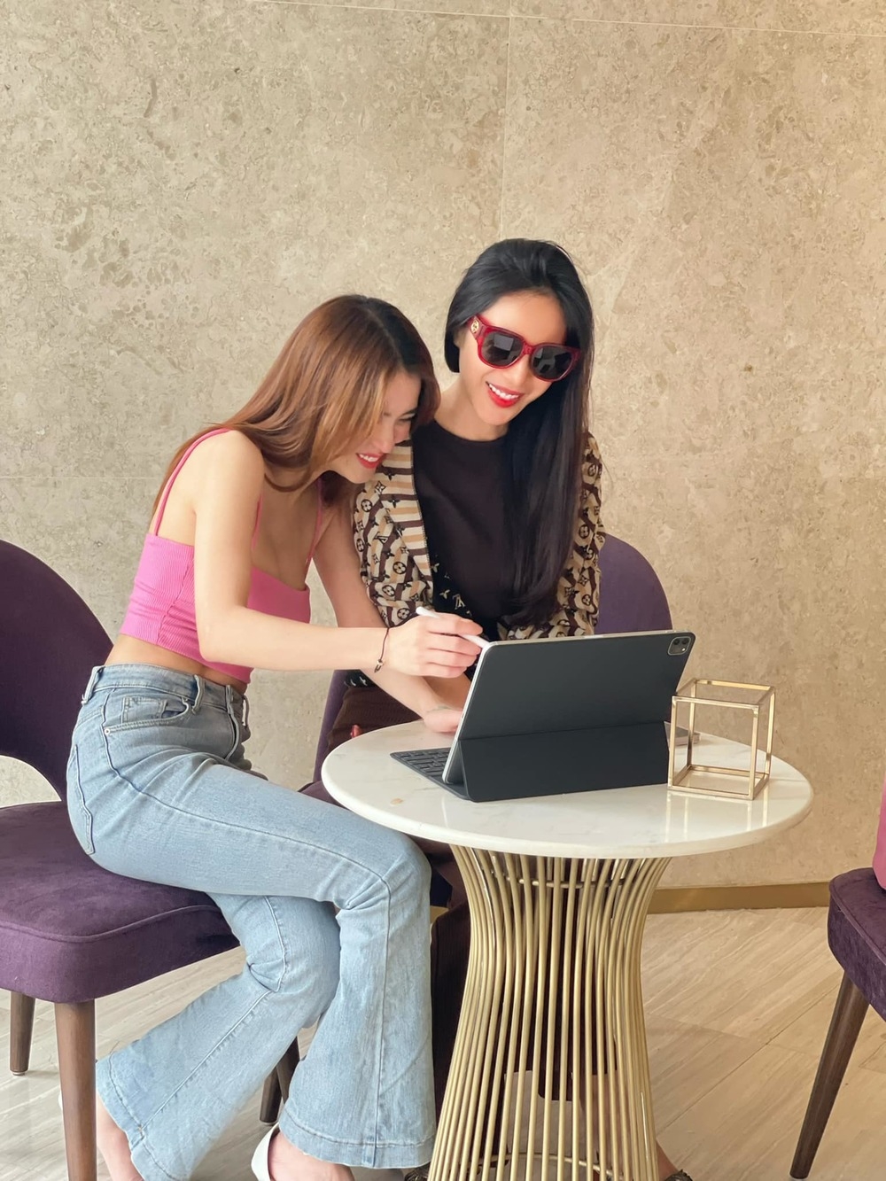 Sao Việt hôm nay 4/5: Thủy Tiên thân thiết bên em chồng sau hậu ồn ào từ thiện Sao Việt hôm nay 4/5: Thủy Tiên thân thiết bên em chồng sau hậu ồn ào từ thiện