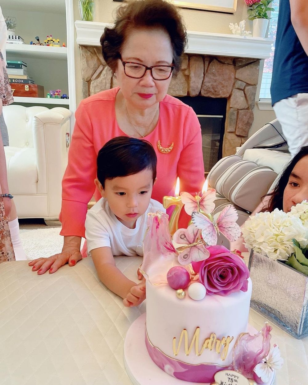 Tin hot giải trí ngày 18/9: Sau ồn ào sao kê, Thủy Tiên có làm từ thiện nữa không?