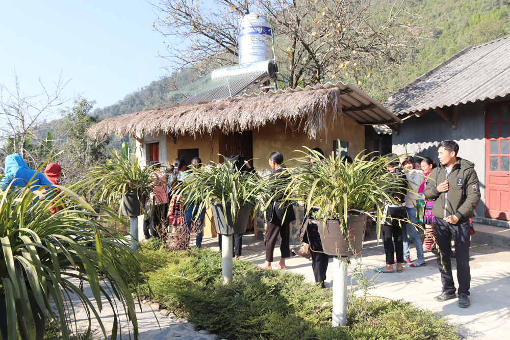 Bản Du lịch cộng đồng và điểm bay dù lượn Sì Thâu Chải