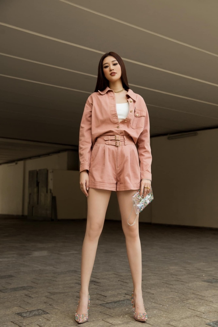 Sao Việt ngày 16/10: Đông Nhi mặc đơn giản với blazer vẫn nổi bật