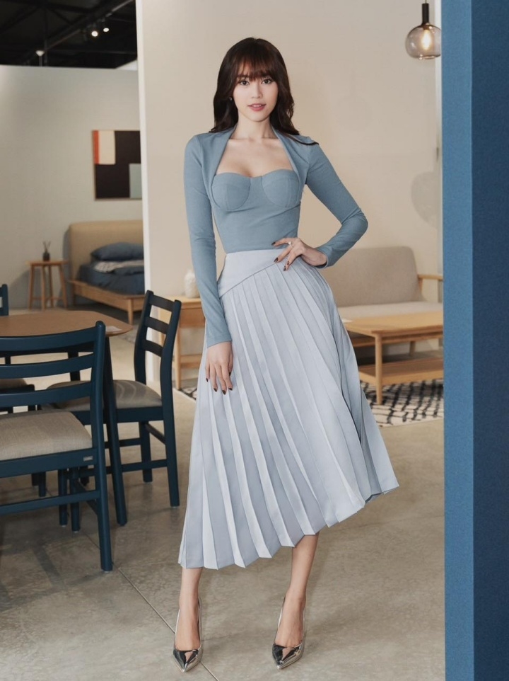 Sao Việt ngày 16/10: Đông Nhi mặc đơn giản với blazer vẫn nổi bật