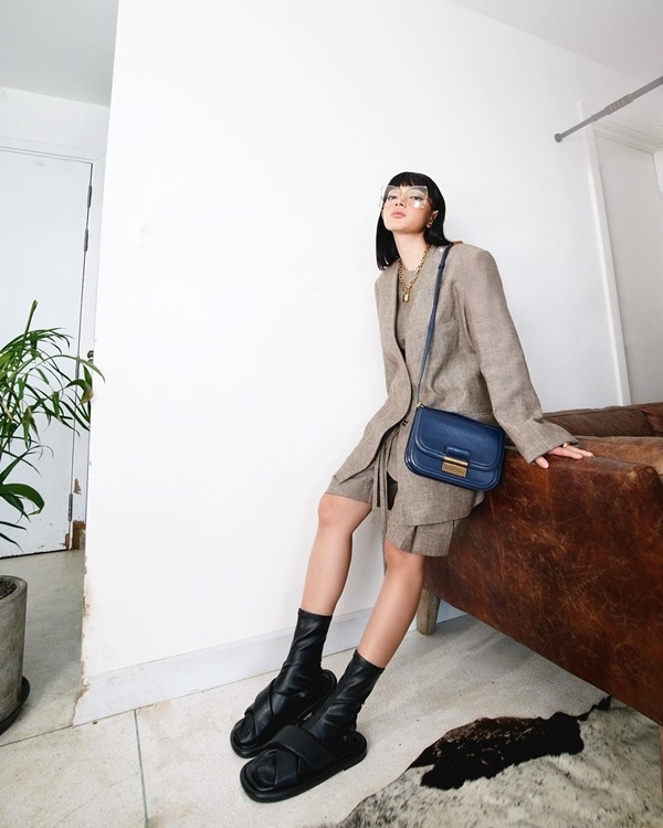 Sao Việt ngày 16/10: Đông Nhi mặc đơn giản với blazer vẫn nổi bật