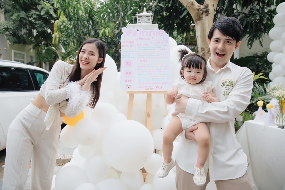Sao Việt ngày 27/10: Hải Băng không thích con riêng của chồng gọi mình bằng mẹ?