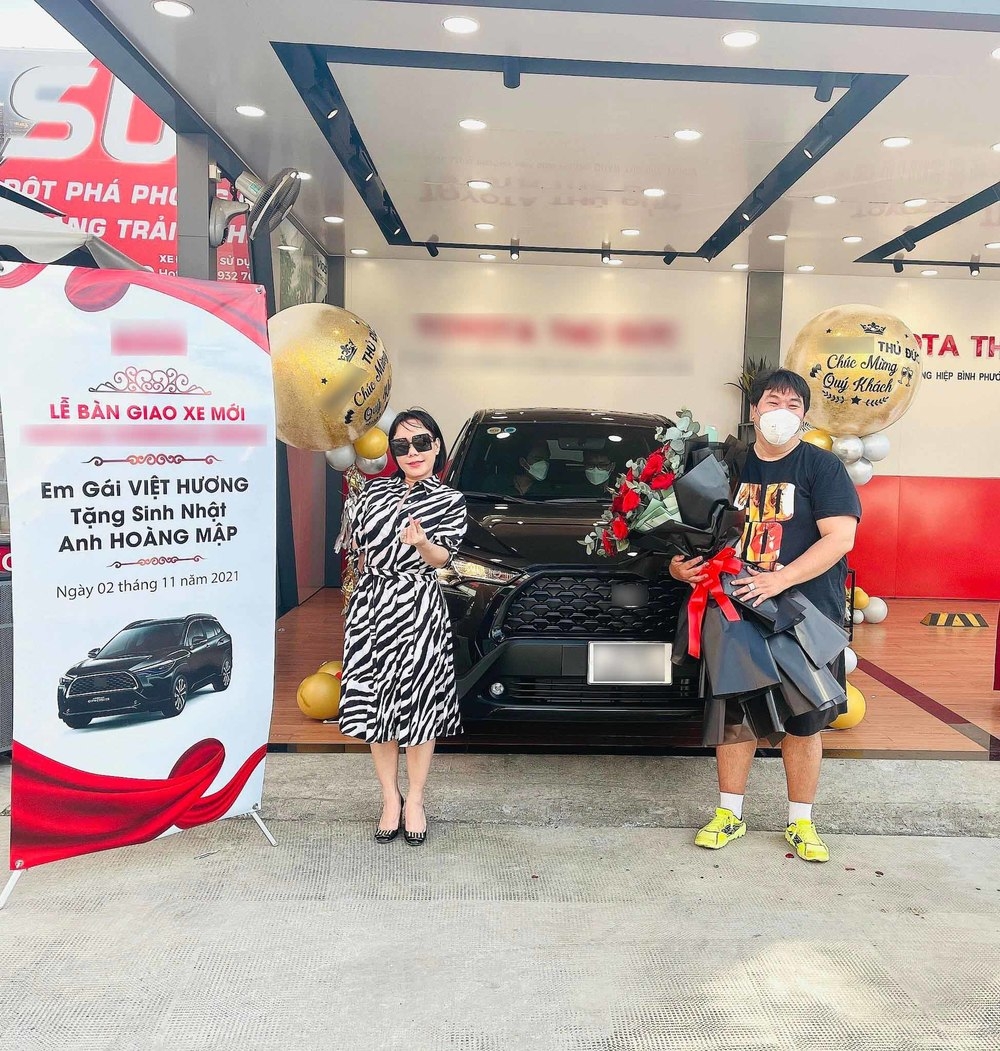 Sao Việt ngày 3/11: Việt Hương tặng 