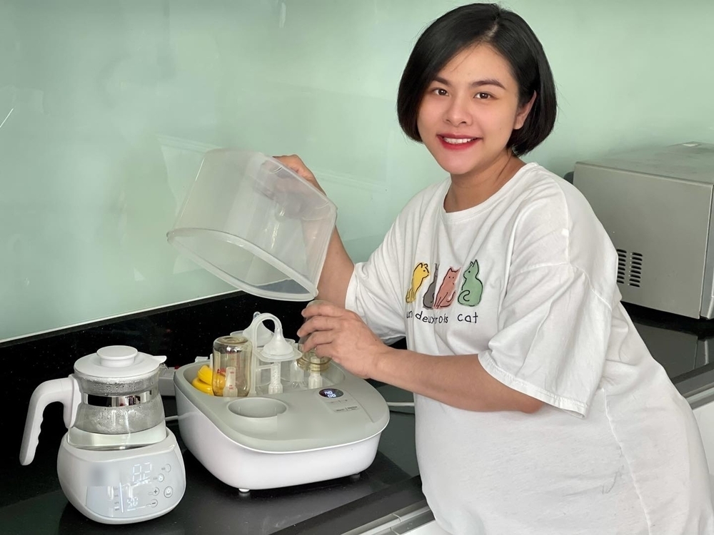 Sao Việt ngày 3/11: Việt Hương tặng 