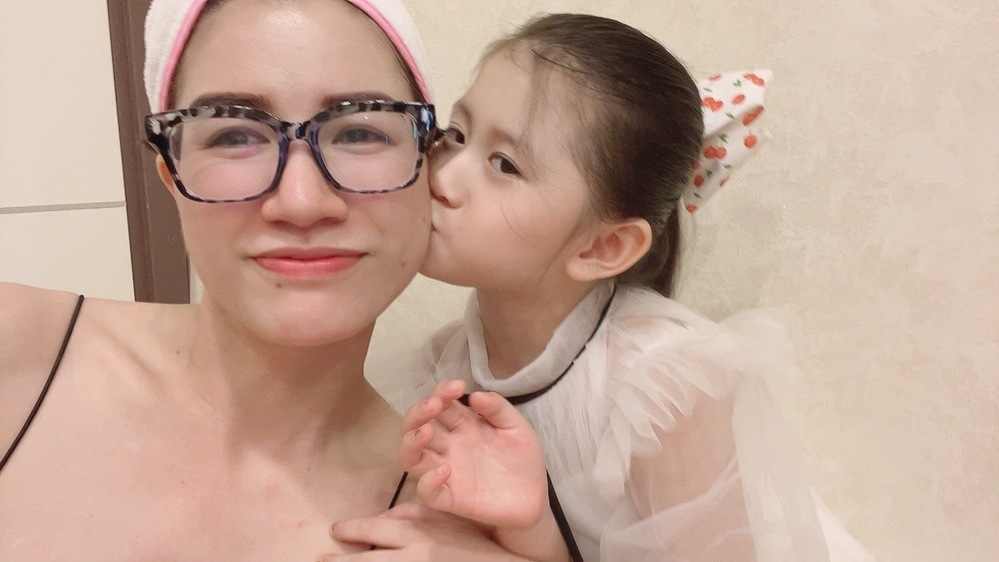 Sao Việt ngày 29/11: Trang Khàn tặng sổ đỏ cho con gái nhân dịp sinh nhật