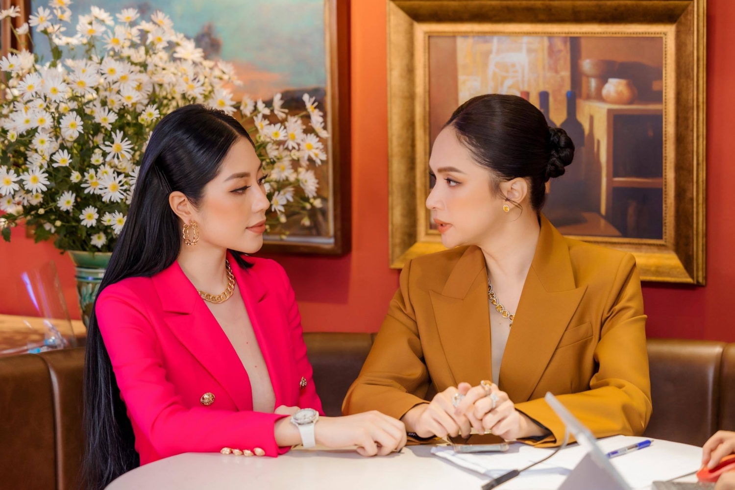Sao Việt ngày 1/12: Lê Giang đăng ảnh mới khoe nhan sắc khác lạ