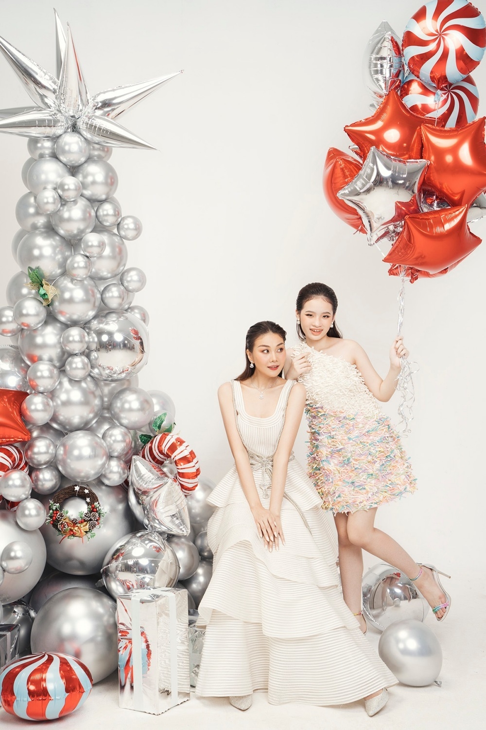 Sao Việt ngày 22/12: Thúy Ngân diện đồ hiệu khoe chân dài 