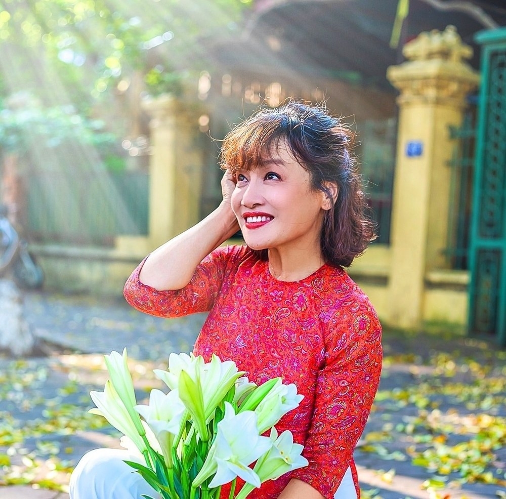 Sao Việt ngày 27/12: Hình ảnh trẻ trung ngoài đời của bà Bích 