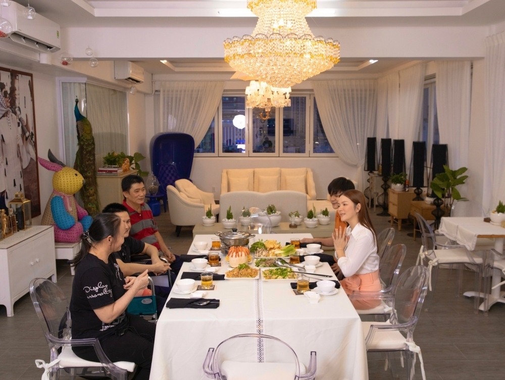 Sao Việt ngày 28/12: Người vợ kín tiếng luôn đồng hành cùng MC Lại Văn Sâm
