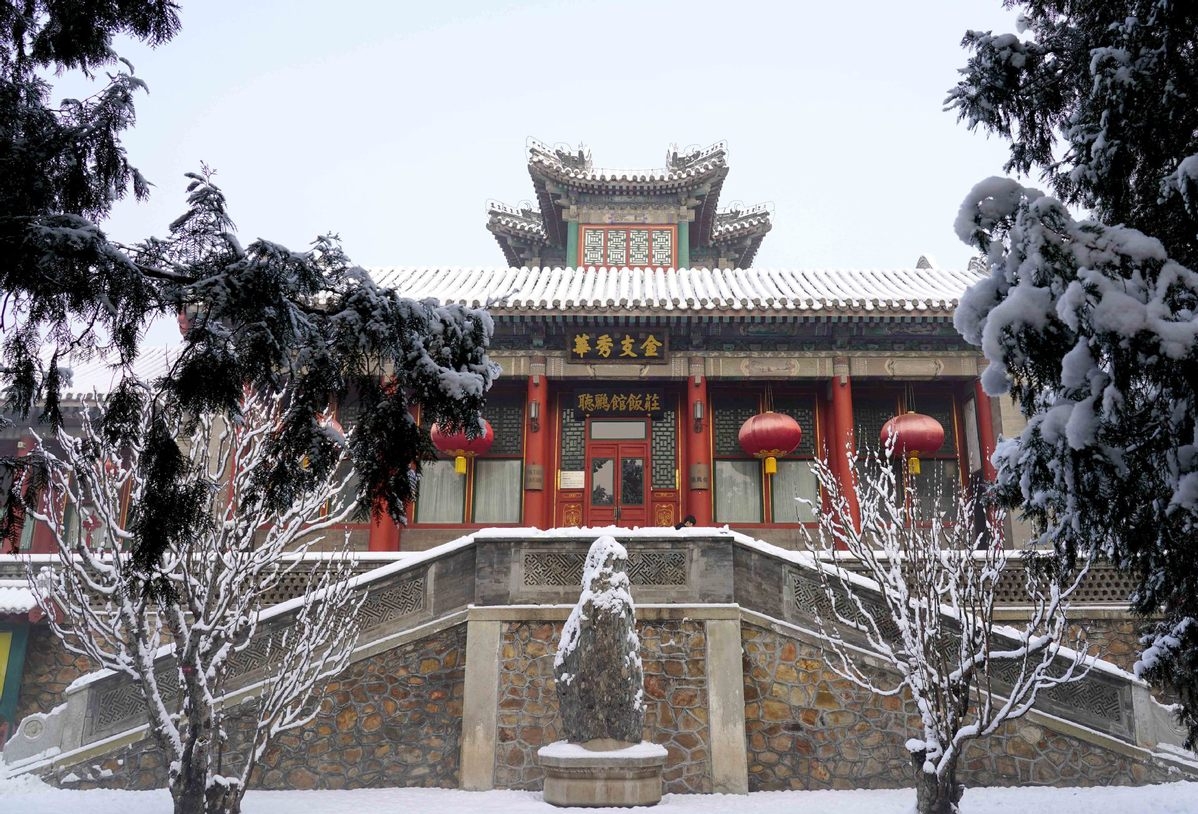 cung dien mua he o bac kinh nhuom minh trong tuyet