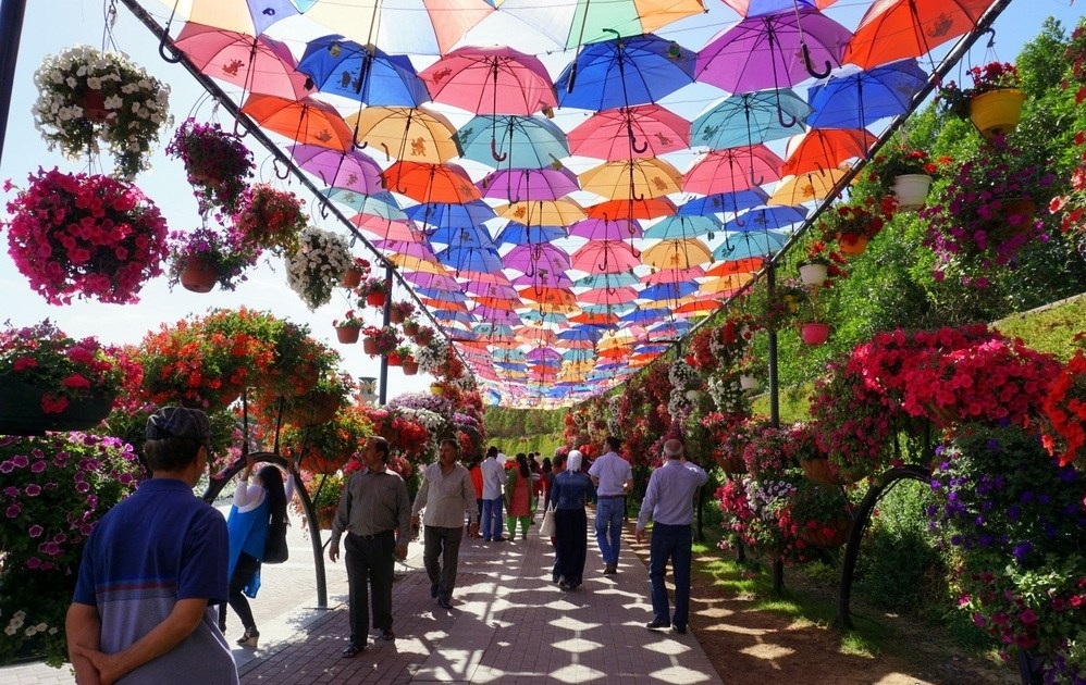 den dubai dung quen ghe tham vuon hoa lon nhat the gioi