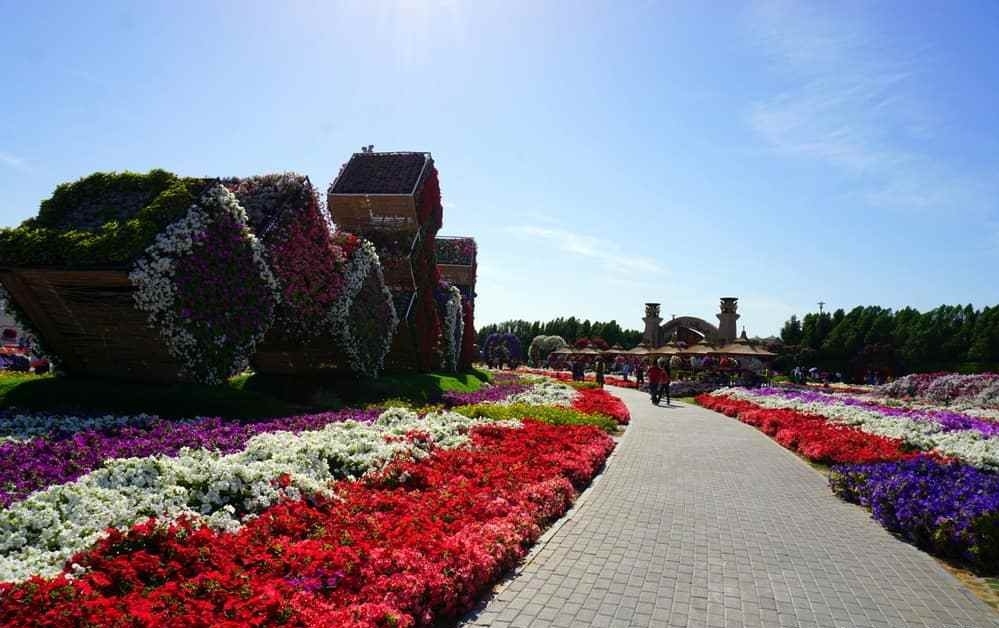 den dubai dung quen ghe tham vuon hoa lon nhat the gioi