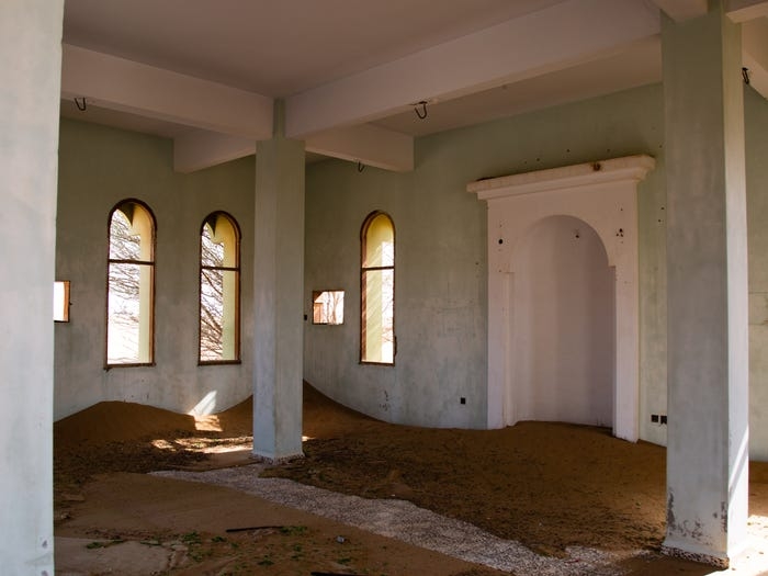 thi tran ma chon vui trong cat thu hut du khach nhung khong ai biet tai sao no bi bo hoang