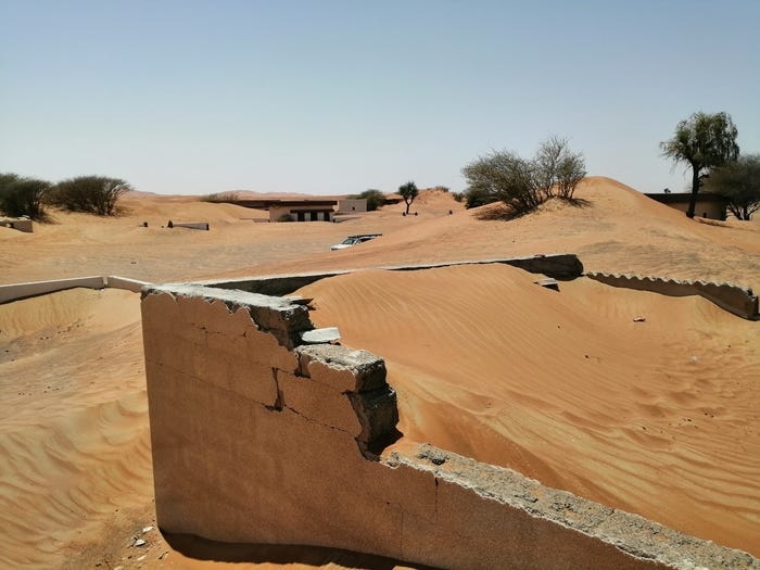 thi tran ma chon vui trong cat thu hut du khach nhung khong ai biet tai sao no bi bo hoang