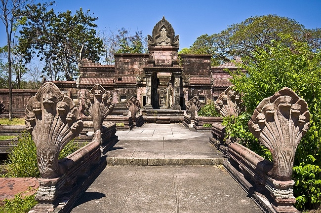 ngoi den duoc ca than bao ve co kien truc doc dao nhat thai lan