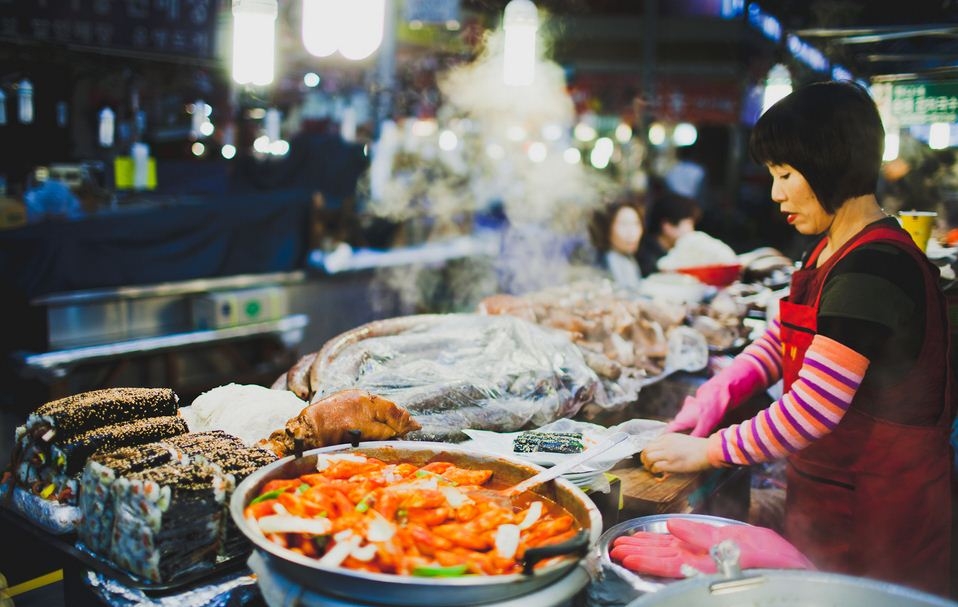 hoa vao khong khi soi dong cua cho dem seoul