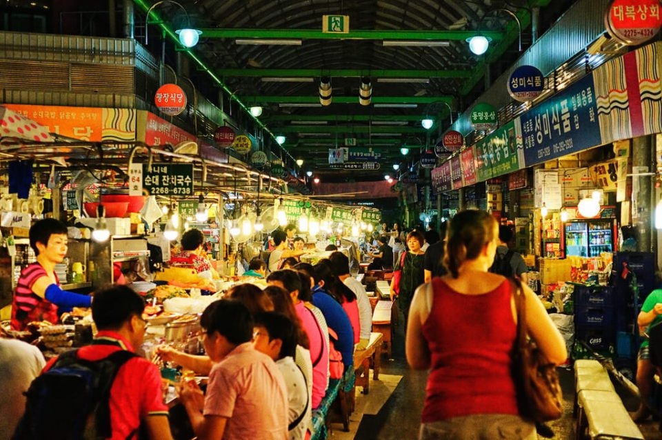 hoa vao khong khi soi dong cua cho dem seoul