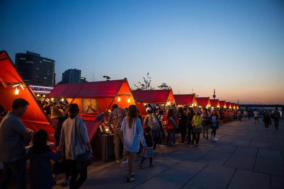 hoa vao khong khi soi dong cua cho dem seoul