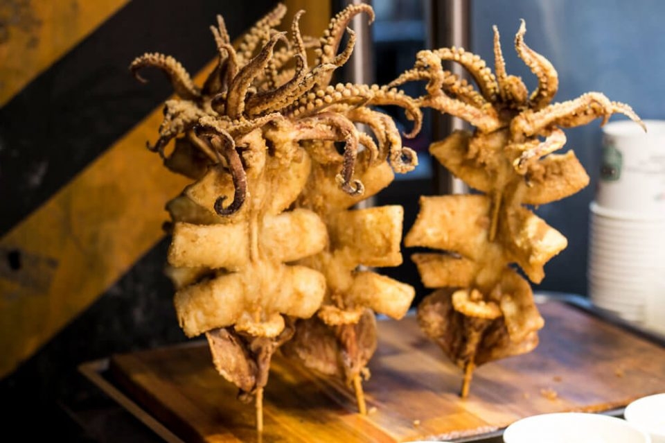 hoa vao khong khi soi dong cua cho dem seoul