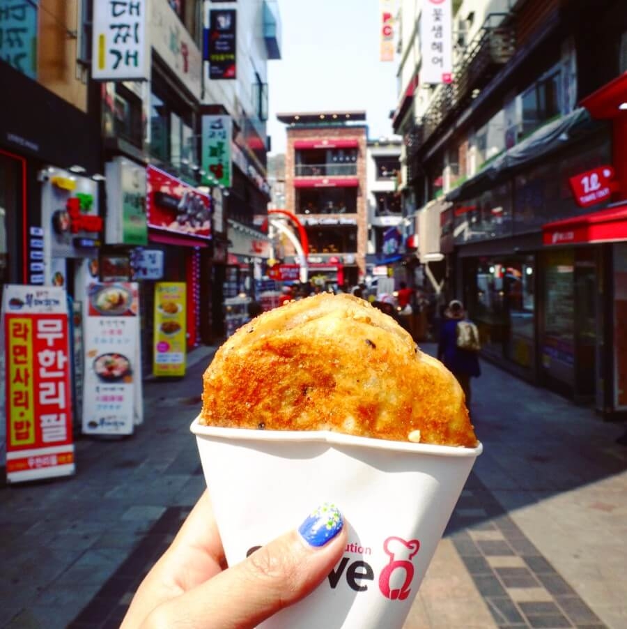 hoa vao khong khi soi dong cua cho dem seoul