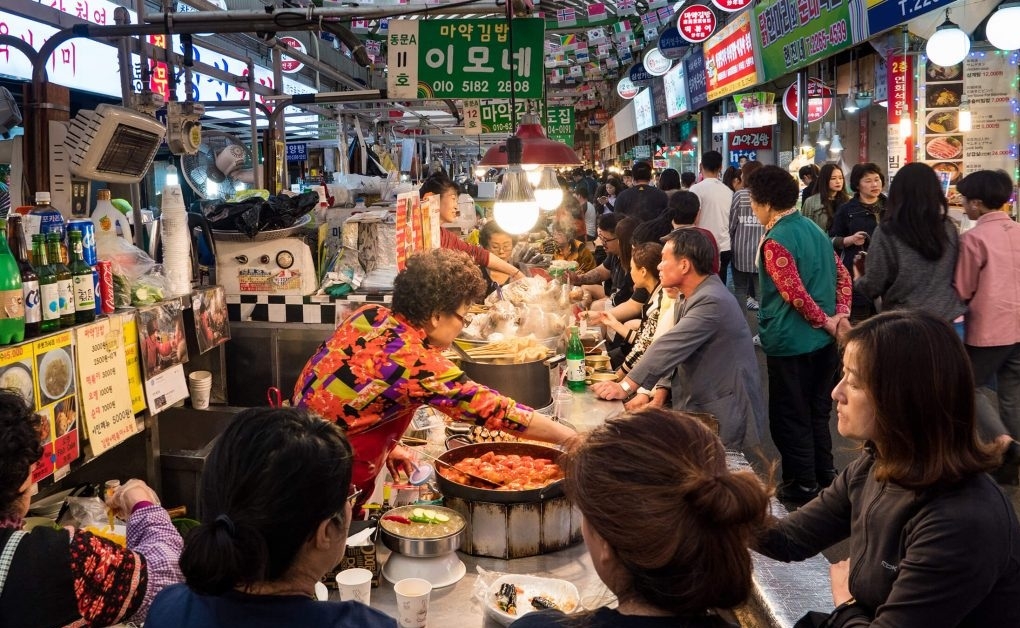 hoa vao khong khi soi dong cua cho dem seoul