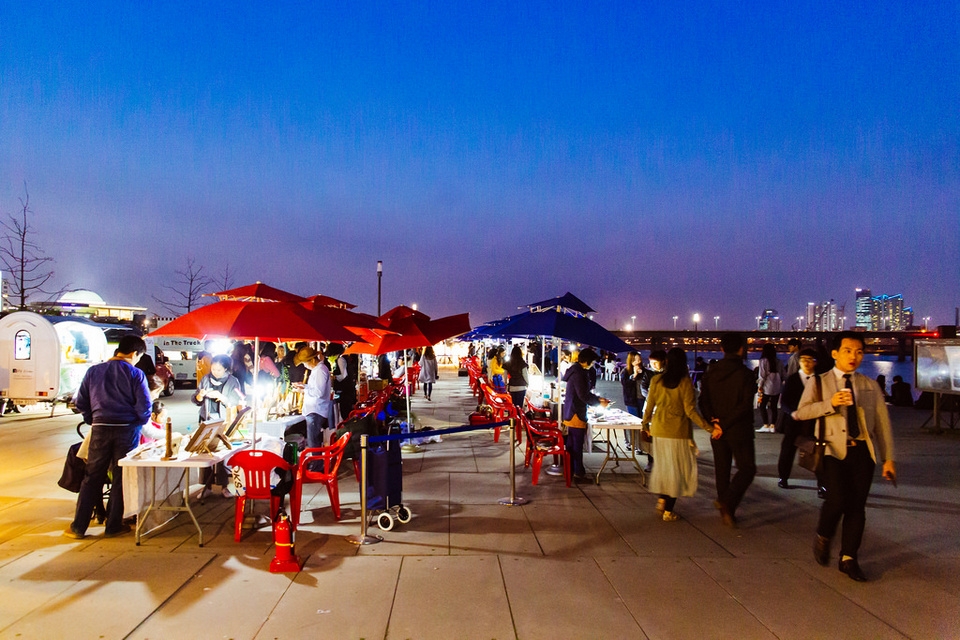 hoa vao khong khi soi dong cua cho dem seoul