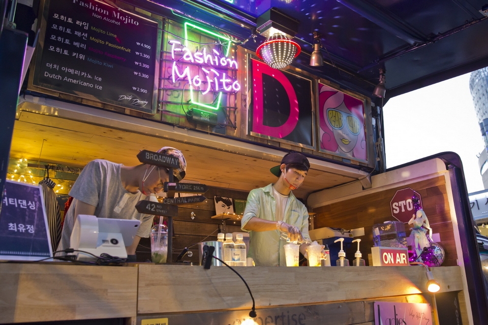 hoa vao khong khi soi dong cua cho dem seoul