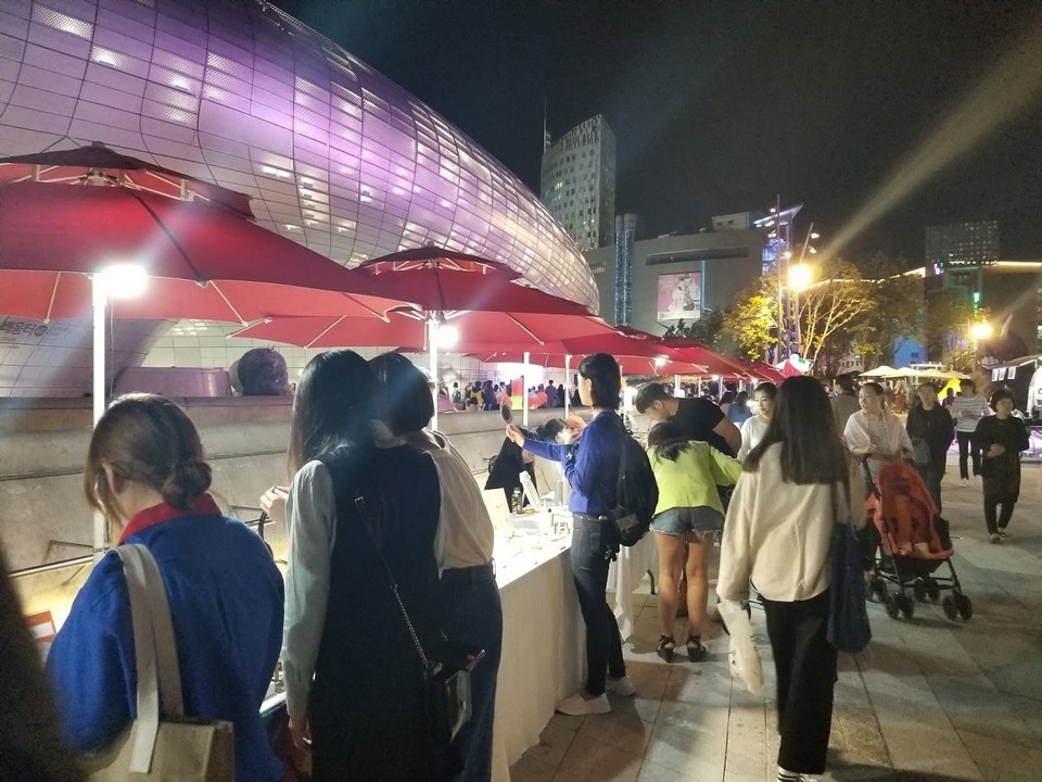 hoa vao khong khi soi dong cua cho dem seoul