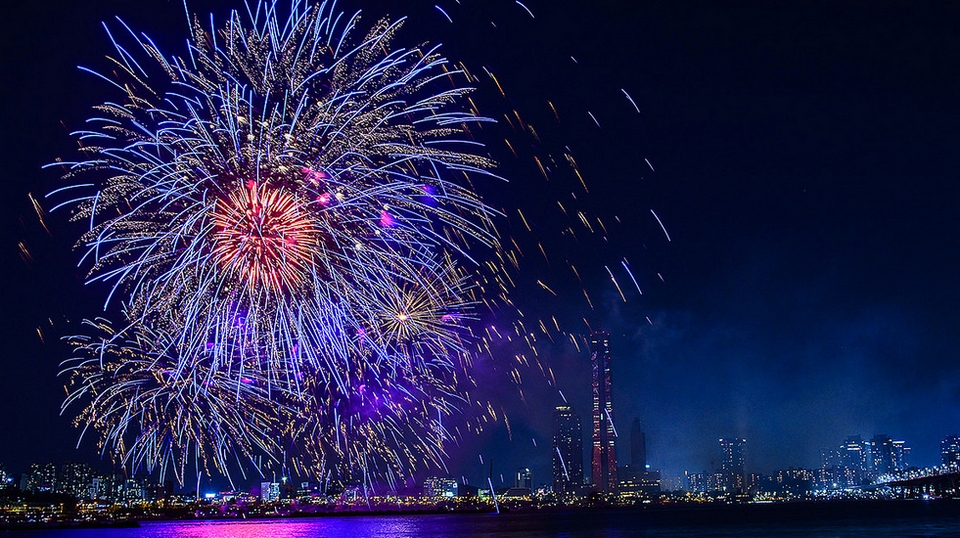 hoa vao khong khi soi dong cua cho dem seoul