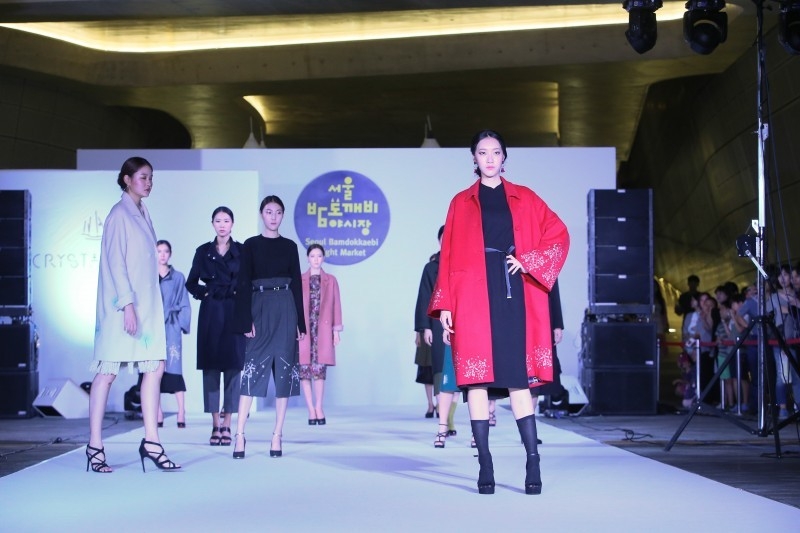 hoa vao khong khi soi dong cua cho dem seoul