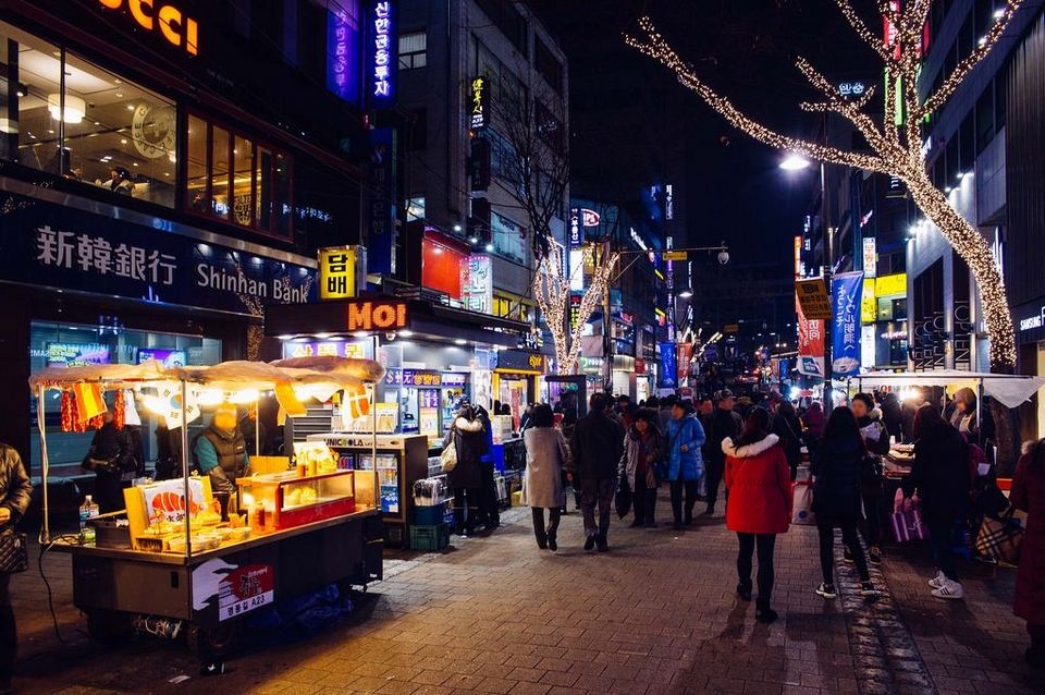 hoa vao khong khi soi dong cua cho dem seoul