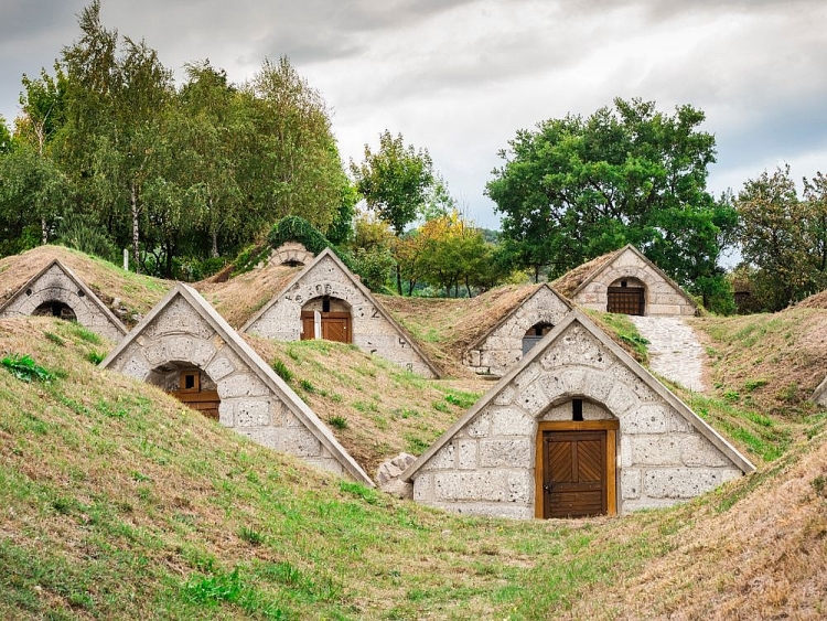 Hầm rượu nổi tiếng ở Hungary, như những ngôi nhà của người lùn