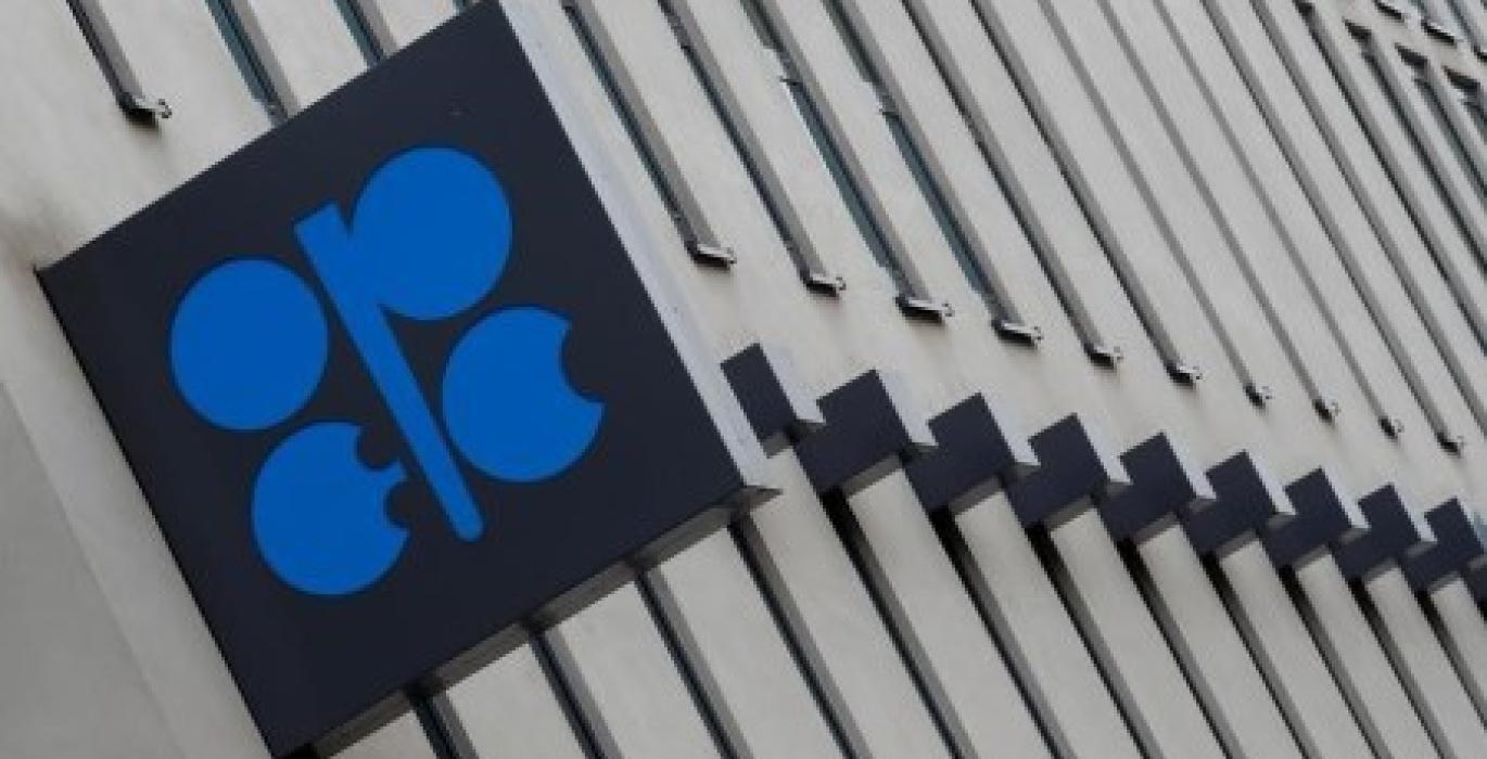 Giới chuyên gia dự báo trái chiều về giá dầu và chiến lược của OPEC+