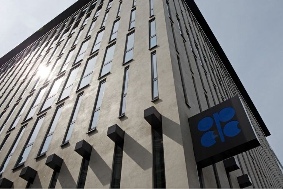 OPEC+ thấy thị trường thắt chặt hơn trong năm 2022, rủi ro đối với tăng trưởng nhu cầu dầu