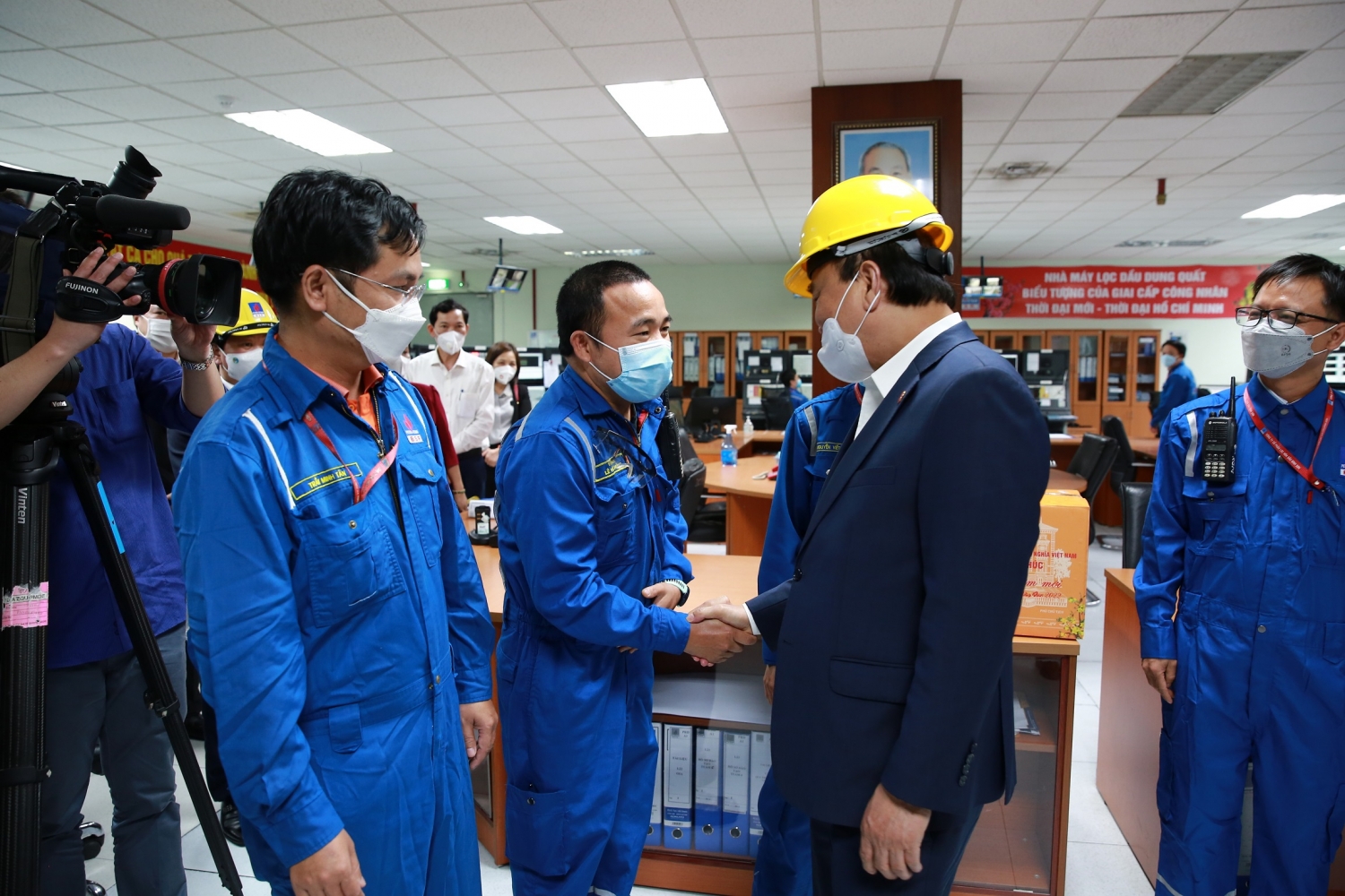 Chủ tịch nước Nguyễn Xuân Phúc thăm và làm việc tại Công ty cổ phần Lọc hóa dầu Bình Sơn