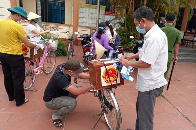 Hình ảnh bầu cử đặc biệt chưa từng có tại điểm nóng Covid-19 Bắc Giang - 5