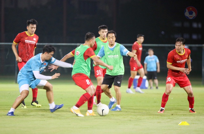 Văn Toàn trấn an người hâm mộ sau khi dính chấn thương - 4