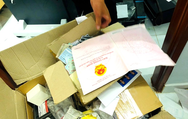 Đánh sập đường dây chuyên làm giả giấy tờ quy mô “khủng” ở phía Nam