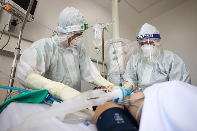 Những bước chân vội và đôi bàn tay run giữa điểm nóng Covid-19 - 5