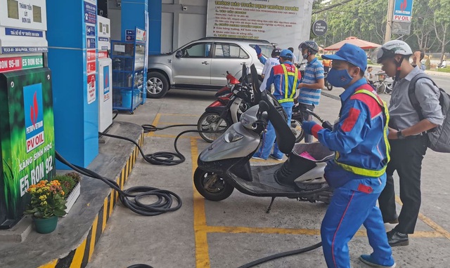 Đề xuất cách tính giá xăng dầu mới, 1 tháng điều chỉnh 3 lần  - 1