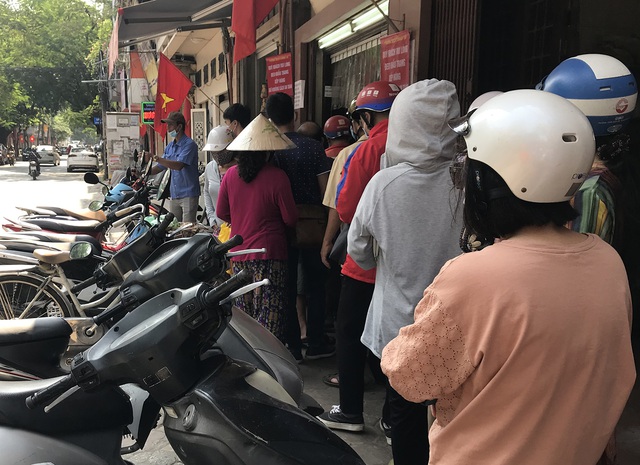 Dân buôn kiếm bộn tiền với dịch vụ xách tay bánh trung thu - 2