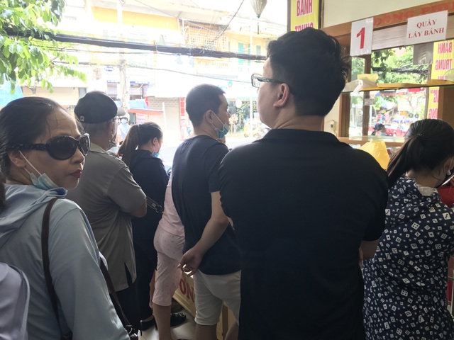Dân Thủ đô dậy từ 5 giờ sáng, bắt tàu hỏa đi Hải Phòng mua bánh trung thu - 2