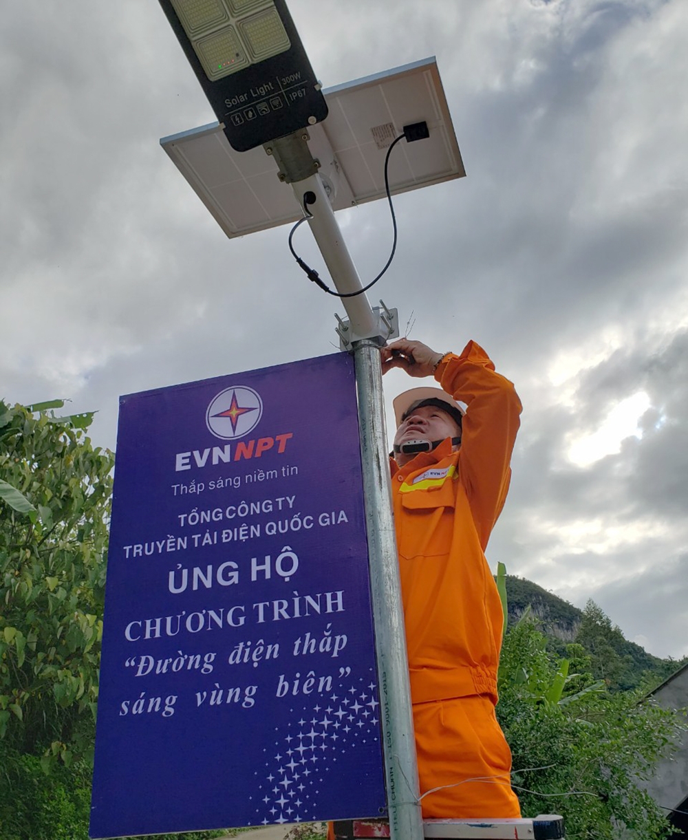 “Đường điện thắp sáng vùng biên” tại thị trấn Si Ma Cai