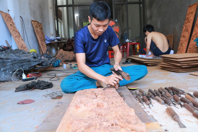 Chàng trai làng “thổi hồn” vào gỗ, kiếm hàng trăm triệu đồng mỗi năm - 2