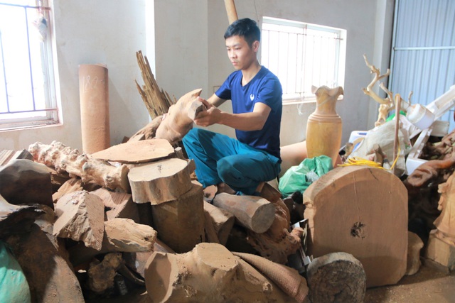 Chàng trai làng “thổi hồn” vào gỗ, kiếm hàng trăm triệu đồng mỗi năm - 3
