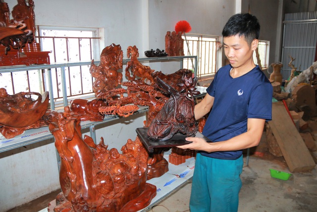 Chàng trai làng “thổi hồn” vào gỗ, kiếm hàng trăm triệu đồng mỗi năm - 6