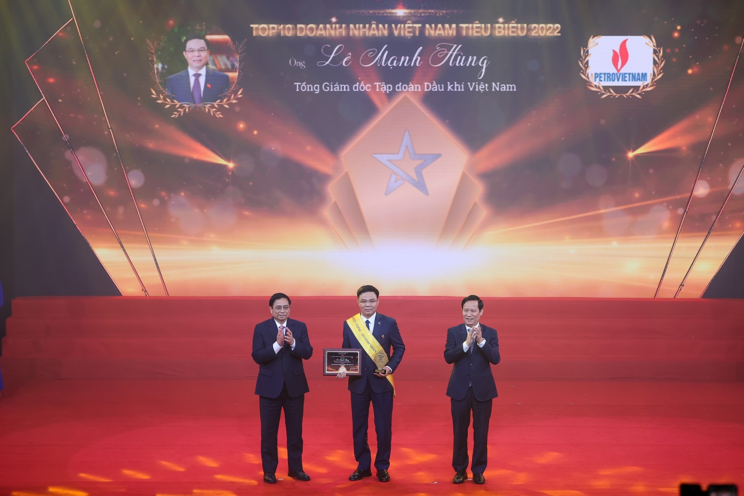 Tổng Giám đốc Petrovietnam Lê Mạnh Hùng nhận vinh danh Top 10 Doanh nhân tiêu biểu nhất Việt Nam năm 2022